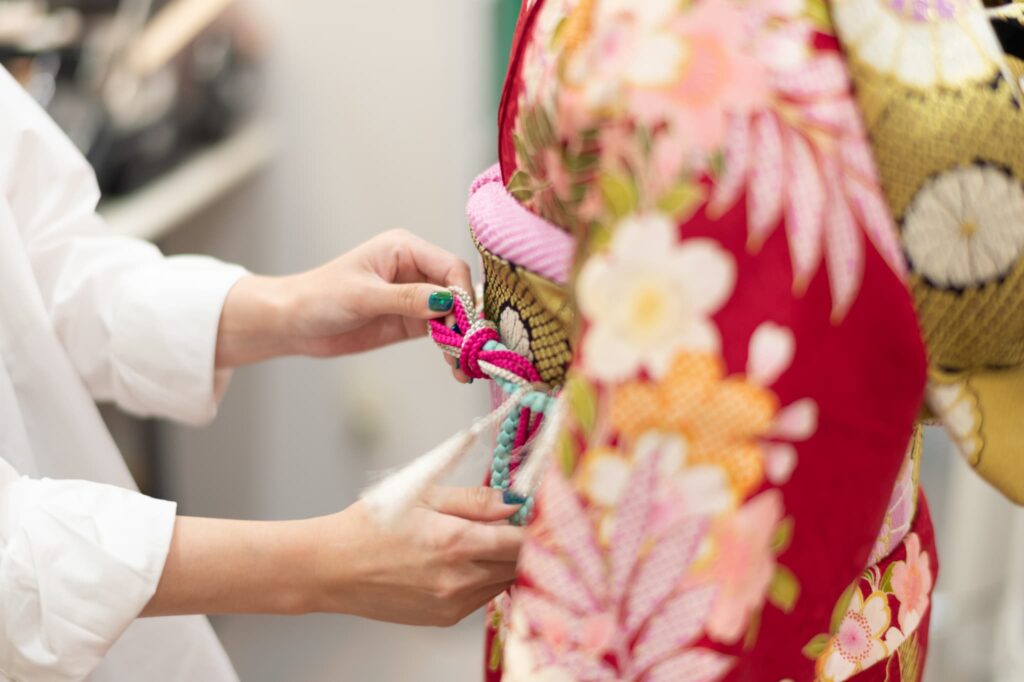 振袖レンタル(成人式)奈良市_フォトスタジオワタナベ(渡辺写真館)奈良押熊店_帯締め結び風景